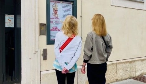 Papst Leo XIV. schaut bereits von einem Plakat vom Augustinerkloster in Wien-Innere Stadt heraus: Was sagen die Passanten dazu? Wir haben nachgefragt. (Bild: Silvia Schober)