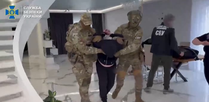 Der ukrainische Inlandsgeheimdienst hat Aufnahmen von der Verhaftung der Verdächtigen veröffentlicht.
