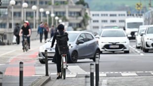 Die Nibelungenbrücke wird von Auto-, Radfahrern und Fußgängern benutzt – da wird es eng