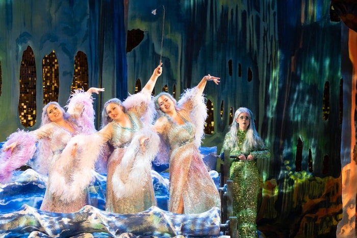 Stimmgewaltig plantschen die Rheintöchter