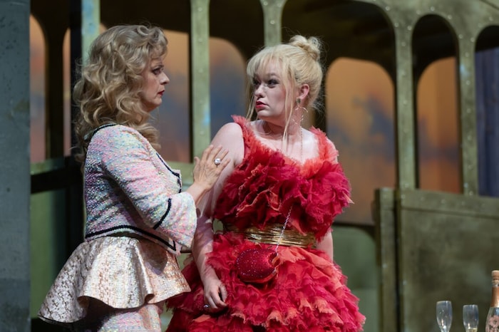 Fricka, Anke Vondung (li.), und Freia , Elisabeth Dopheide überzeugen mit ihren ausdrucks- ...