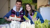 Genuss pur bei sonnigem Wetter: Frische Erdbeeren und grüner Spargel sind der Renner.