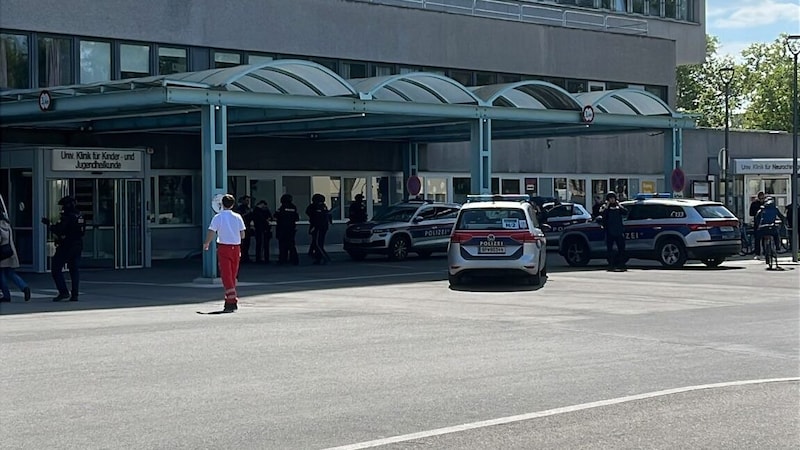 Unter anderem vor der Kinder- und Jugendheilkunde sammelten sich zahlreiche Polizeieinsatzfahrzeuge. (Bild: Leserreporter)