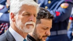 Der tschechische Staatspräsident Petr Pavel (vorne) mit dem ukrainischen Präsidenten Wolodymyr Selenskyj (Bild: EPA/MARTIN DIVISEK)