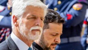 Der tschechische Staatspräsident Petr Pavel (vorne) mit dem ukrainischen Präsidenten Wolodymyr Selenskyj (Bild: EPA/MARTIN DIVISEK)