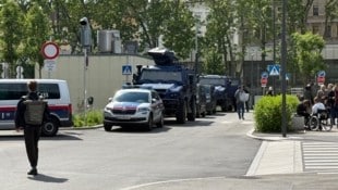 Der Großeinsatz läuft derzeit auf dem Gelände des Wiener AKH. (Bild: Leserreporter)