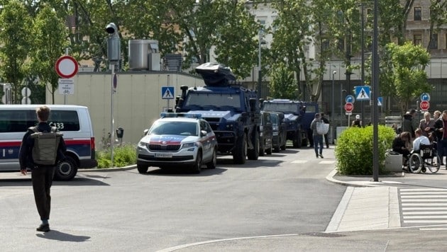 Der Großeinsatz läuft derzeit auf dem Gelände des Wiener AKH. (Bild: Leserreporter)