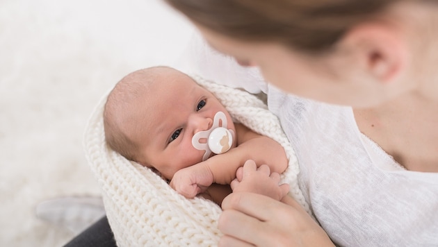 Nicht jede Frau schafft es, für ihr Kind zu sorgen. (Bild: Krone KREATIV/stock.adobe.com)