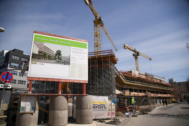 Für Bauvorhaben reserviertes Geld aus den Rücklagen soll das Budgetloch verkleinern. (Bild: Tröster Andreas)