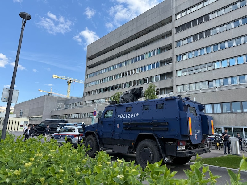 WEGA-Beamte waren mit gepanzerten „Survivor“-Fahrzeugen vor Ort. (Bild: Leserreporter)