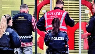 Geldkassetten mit Beute in unbekannter Höhe haben die Täter aus der Filiale in Salzburg Maxglan ...