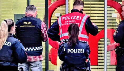 Geldkassetten mit Beute in unbekannter Höhe haben die Täter aus der Filiale in Salzburg Maxglan gestohlen. Die Polizei ermittelt. (Bild: Markus Tschepp)