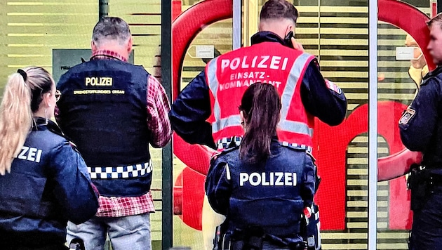 Geldkassetten mit Beute in unbekannter Höhe haben die Täter aus der Filiale in Salzburg Maxglan gestohlen. Die Polizei ermittelt.