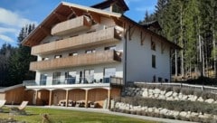 Das Lesehotel wird zum Verkauf angeboten. Wer das Haus samt Grund und 12.000 Büchern erwerben will, muss ein Angebot von mindestens 2,3 Millionen Euro legen. (Bild: Siegfried Laimer)