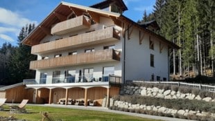 Das Lesehotel wird zum Verkauf angeboten. Wer das Haus samt Grund und 12.000 Büchern erwerben will, muss ein Angebot von mindestens 2,3 Millionen Euro legen. (Bild: Siegfried Laimer)