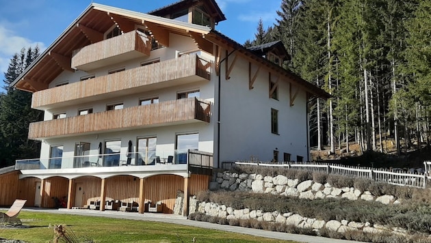 Das Lesehotel wird zum Verkauf angeboten. Wer das Haus samt Grund und 12.000 Büchern erwerben will, muss ein Angebot von mindestens 2,3 Millionen Euro legen. 