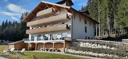 Das Lesehotel wird zum Verkauf angeboten. Wer das Haus samt Grund und 12.000 Büchern erwerben will, muss ein Angebot von mindestens 2,3 Millionen Euro legen. (Bild: Siegfried Laimer)