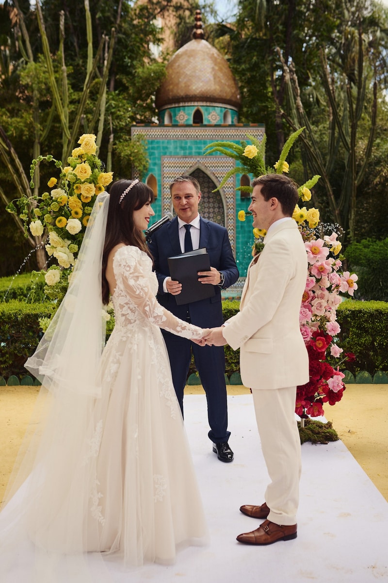 Anna und Julian Robosch wurden von Vizekanzler Andreas Babler in Sevilla getraut. (Bild: Juan Luis Morilla)