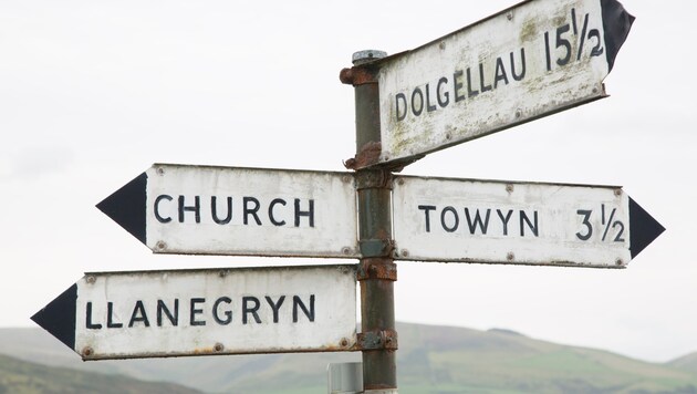 Eine Frau fuhr mit dem Lenker gegen den Pfosten eines Straßenschilds und stürzte. (Symbolbild)