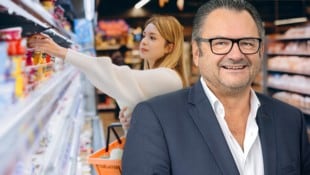 Das Einkaufsverhalten hat sich verändert – das muss auch Käserei-Chef Fritz Mitterhumer akzeptieren.  (Bild: Krone KREATIV/stock.adobe.com/anatoliycherkas, Concept Fresh Vertriebsgesellschaft)