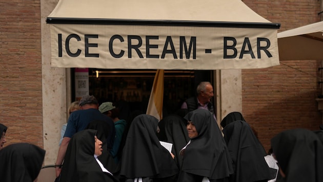 Nonnen vor einem Eisgeschäft in Rom (Bild: AP/Francisco Seco)