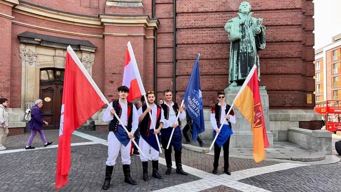 Fahnenträger aus Steinbrunn und Trausdorf vor der St.-Michaelis-Kirche – im Hintergrund die ...