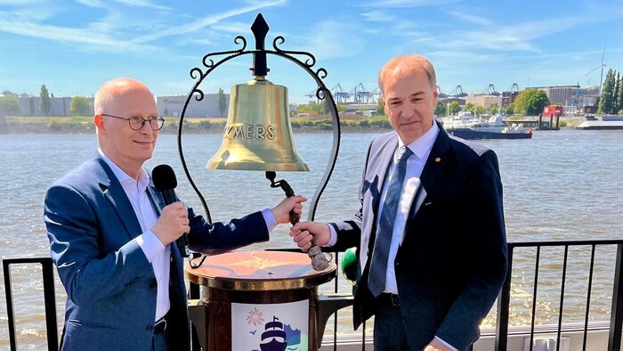 Bürgermeister Peter Tschentscher und Landesrat Leonhard Schneemann läuteten das Hafenfest ein.
