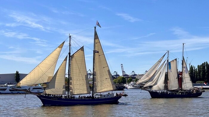 Der Einlauf von Schiffen, Booten und Schleppern.