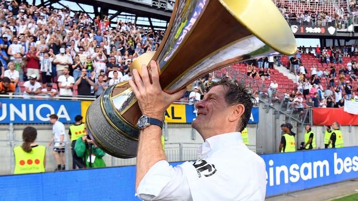 Dietmar Riegler mit dem ÖFB-Cup-Pokal.