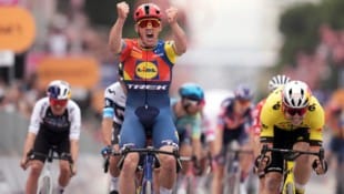 Der dänische Ex-Weltmeister Mads Pedersen hat am Freitag die Auftaktetappe des Giro d‘Italia in Albanien gewonnen. (Bild: AP/LaPresse)
