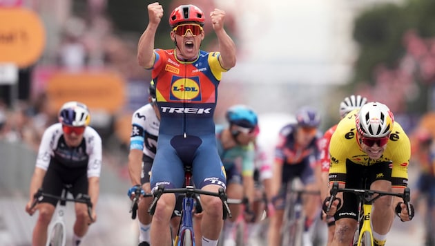 Der dänische Ex-Weltmeister Mads Pedersen hat am Freitag die Auftaktetappe des Giro d‘Italia in Albanien gewonnen. (Bild: AP/LaPresse)