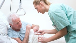 Schon jetzt sind sieben Prozent der Stellen in der Pflege nicht besetzt – und auch Anwerbungen aus dem Ausland stocken. (Bild: Diana_Drubig)