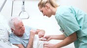 Schon jetzt sind sieben Prozent der Stellen in der Pflege nicht besetzt – und auch Anwerbungen ...