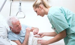 Schon jetzt sind sieben Prozent der Stellen in der Pflege nicht besetzt – und auch Anwerbungen ...