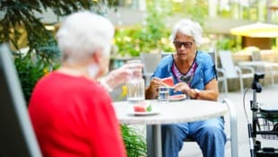 Abkühlung an heißen Tagen – für Senioren nicht immer einfach.