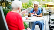 Abkühlung an heißen Tagen – für Senioren nicht immer einfach.