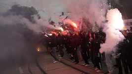 Vor dem Bundesliga-Kracher gegen Red Bull Salzburg haben die Fans von Sturm Graz ihrem Team einen meisterlichen Empfang bereitet. (Bild: Pail Sepp)