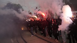 Vor dem Bundesliga-Kracher gegen Red Bull Salzburg haben die Fans von Sturm Graz ihrem Team einen meisterlichen Empfang bereitet. (Bild: Pail Sepp)