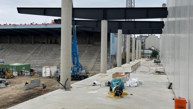 Die neue Haupttribüne im Sportclub-Stadion, bereits mit den Dachstützen. (Bild: Sportclub)