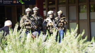 Auch WEGA und Cobra wurden nach dem Notruf alarmiert. (Bild: Leserreporter)