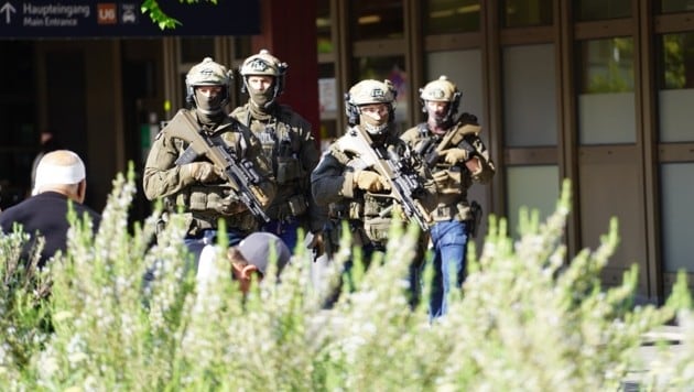 Auch WEGA und Cobra wurden nach dem Notruf alarmiert. (Bild: Leserreporter)