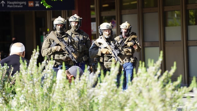 Auch WEGA und Cobra wurden nach dem Notruf alarmiert. (Bild: Leserreporter)