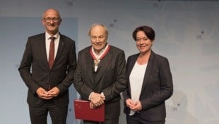 Klaus Maria Brandauer bei der Ehrung mit LH Anton Mattle und Landtags- Präsidentin Sonja Ledl- Rossmann. (Bild: Land Tirol)