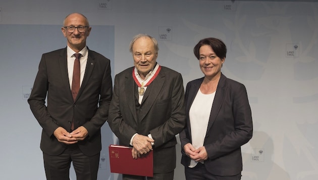 Klaus Maria Brandauer bei der Ehrung mit LH Anton Mattle und Landtags- Präsidentin Sonja Ledl- Rossmann.