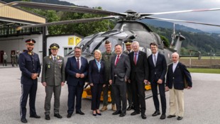 Die Delegation rund um Verteidigungsministerin Tanner in Vomp. (Bild: Bundesheer)