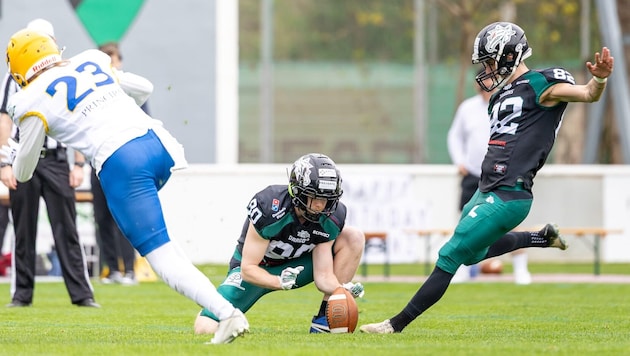 Thorsten Tannert (re.) kickt für die Danube Dragons in der Austrian Football League