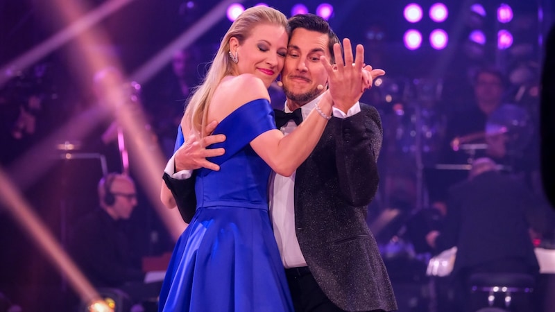 Balazs Ekker kuschelte mit Maria Angelini-Santner. (Bild: ORF/Hans Leitner)