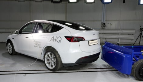 Beim Tesla Model Y werden große Gussteile verwendet. Nun wurde untersucht, wie sich das auf die Reparaturkosten im Fall eines Unfalles auswirkt. (Bild: AZT)
