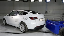Beim Tesla Model Y werden große Gussteile verwendet. Nun wurde untersucht, wie sich das auf die Reparaturkosten im Fall eines Unfalles auswirkt. (Bild: AZT)