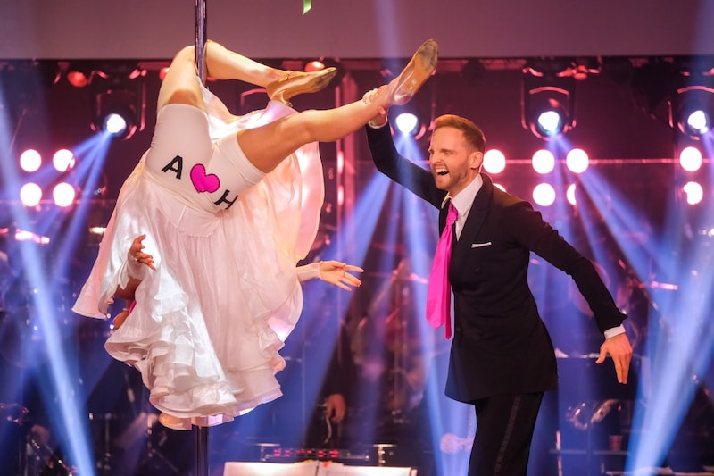 Anna Strigl ließ ihr Höschen blitzen – und überraschte mit süßem Aufdruck! (Bild: ORF/Hans Leitner)